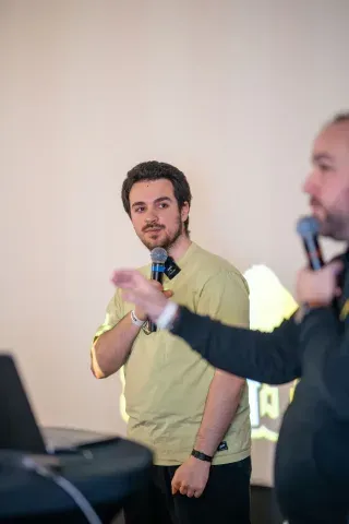 Jules Poissonnet et moi sur scène, micro en main, lors d'un talk