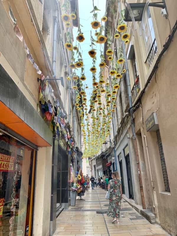 Rue d'Avignon where sunflowers are hanging